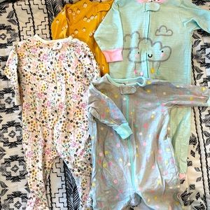 4 pairs of infant pajamas